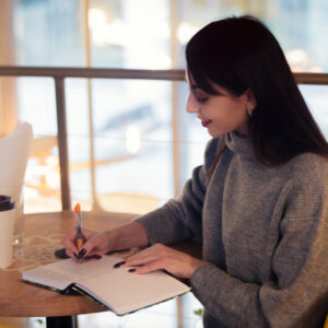 ”Rakas päiväkirjani…” – itselle kirjoittamisen taika ja tärkeys