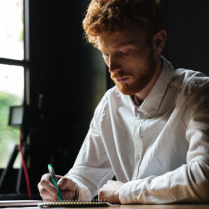 Sanojen saleissa – ensimmäiset askeleet kohti luovaa kirjoittamista